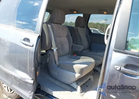 2010 Toyota Sienna Le z USA, uszkodzony, nr VIN 5TDKK4CC9AS332503